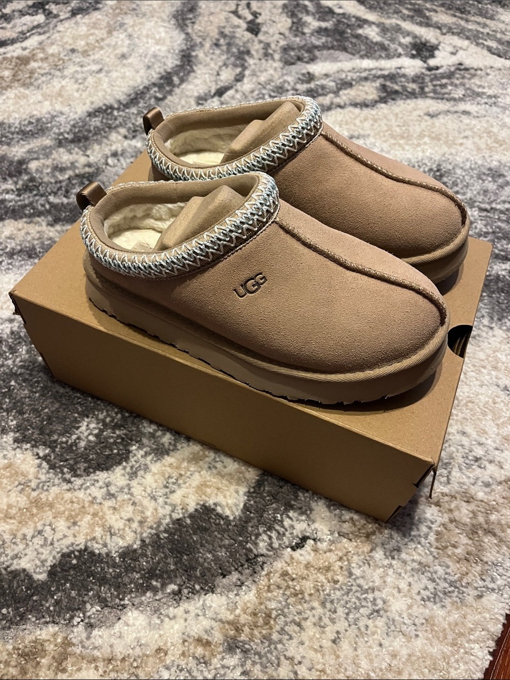 Big kid Ugg Tazz size 4 good condition
